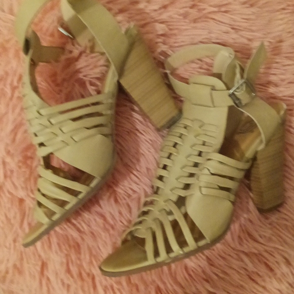 D heels - Picture 2 of 9